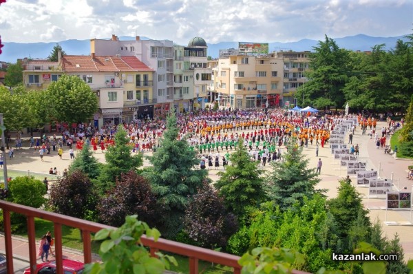 Казанлък празнува българските обичаи с най-дългото хоро