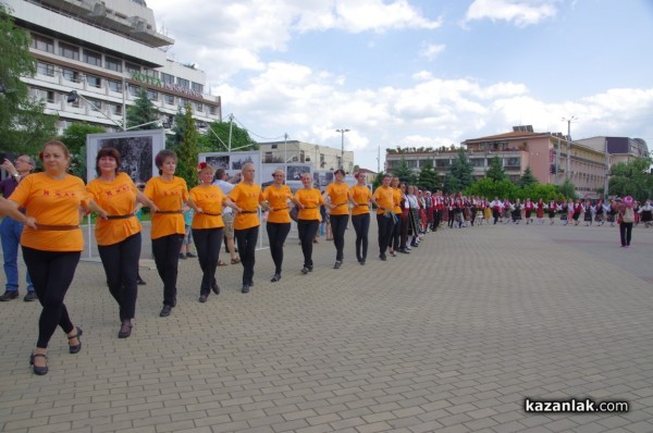 Казанлък празнува българските обичаи с най-дългото хоро