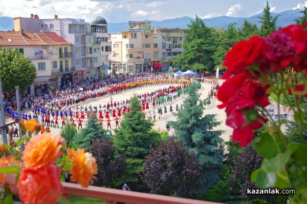 Казанлък празнува българските обичаи с най-дългото хоро