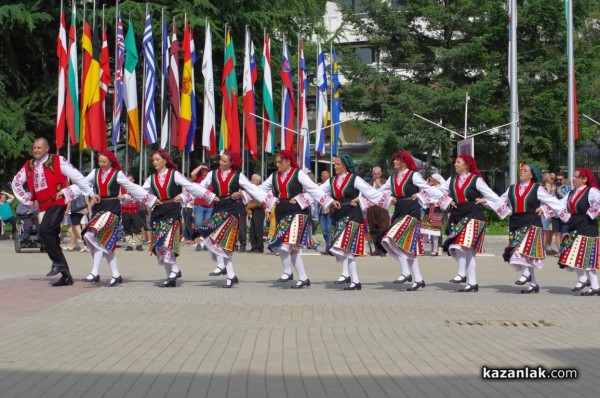 Казанлък празнува българските обичаи с най-дългото хоро