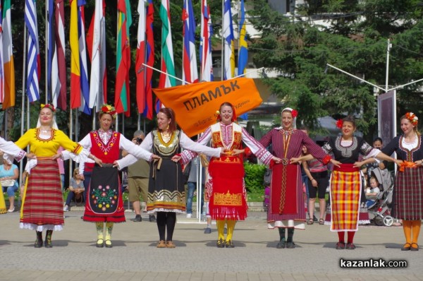Казанлък празнува българските обичаи с най-дългото хоро