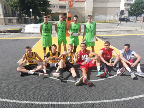 Над 100 участници се включиха в турнира по стрийтбол