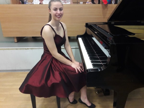 Учениците на Елена Юлиянова започнаха летните конкурси с награди