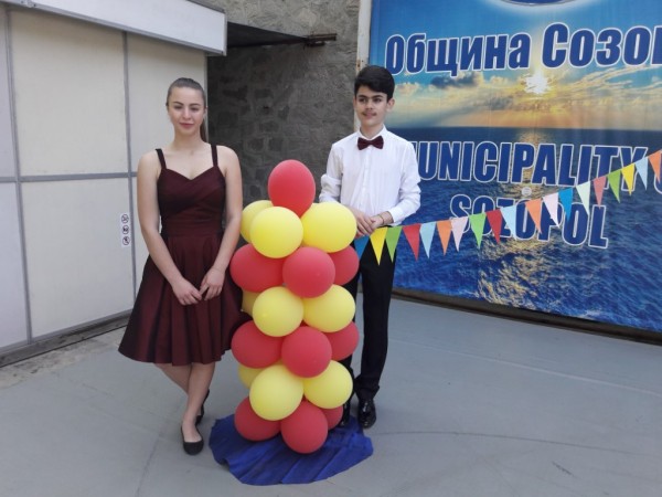 Учениците на Елена Юлиянова започнаха летните конкурси с награди