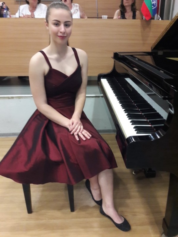 Учениците на Елена Юлиянова започнаха летните конкурси с награди