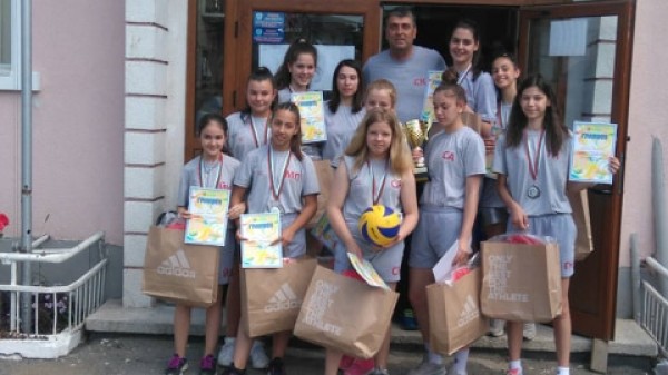 Директорът на ОУ “Кулата“ награди волейболния отбор за триумфа им в Разград