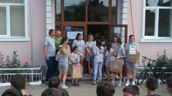 Директорът на ОУ “Кулата“ награди волейболния отбор за триумфа им в Разград