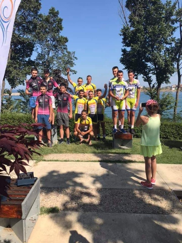 Сребро за колоездачите от „Лястовица“