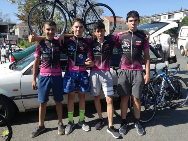 Сребро за колоездачите от „Лястовица“
