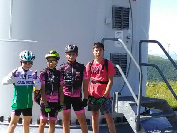 Сребро за колоездачите от „Лястовица“