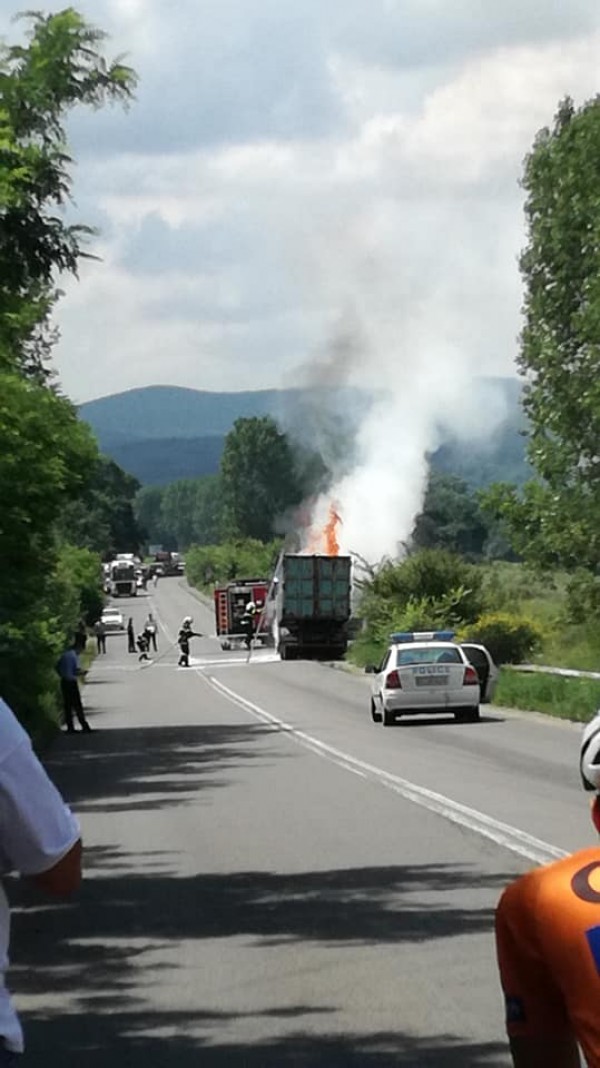 Камион горя на пътя между Казанлък и Стара Загора