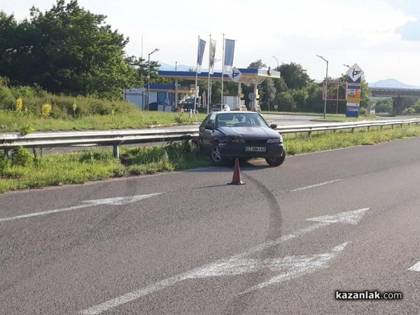 Катастрофа между две коли и камион, на входа на Казанлък