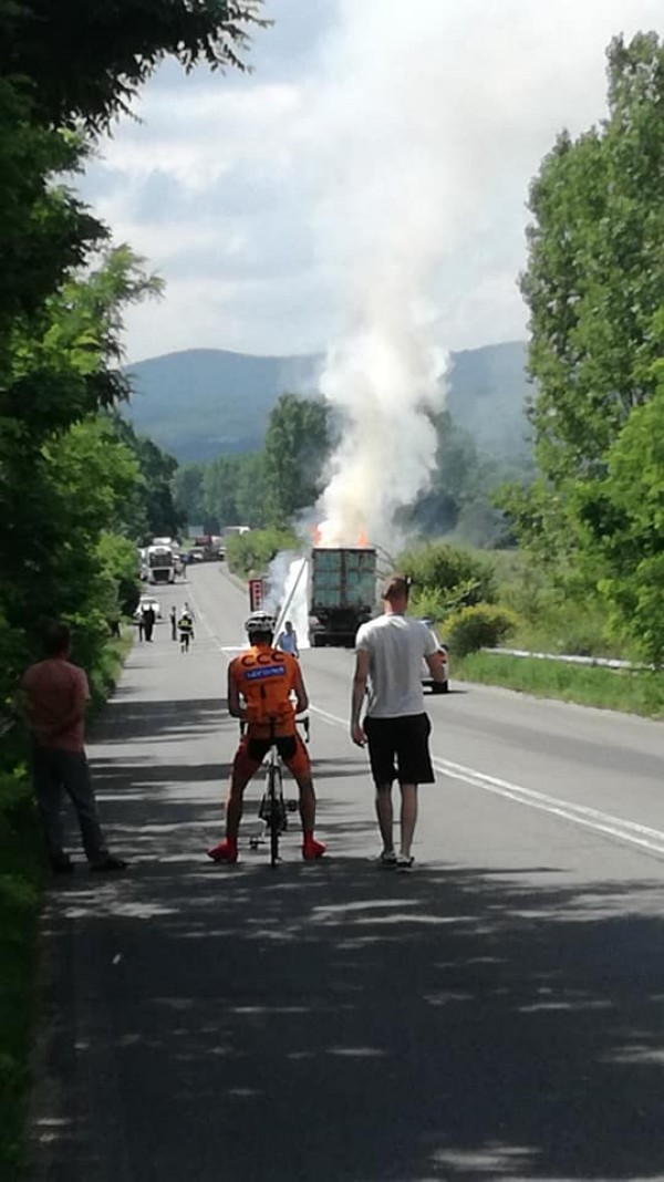 Камион горя на пътя между Казанлък и Стара Загора