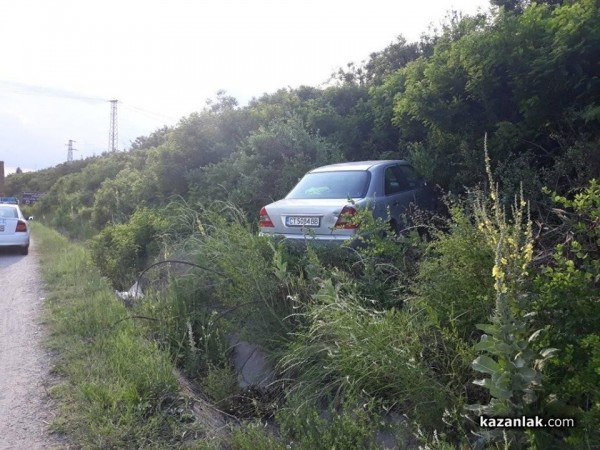 Катастрофа между две коли и камион, на входа на Казанлък