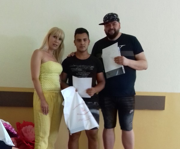 Стенли прецизно наблюдава и отличи майсторството на фризьорите от ПГ „Акад. Петко Стайнов“ 