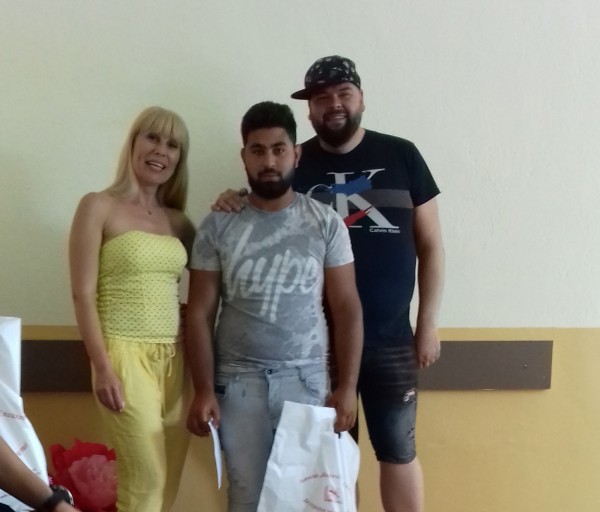 Стенли прецизно наблюдава и отличи майсторството на фризьорите от ПГ „Акад. Петко Стайнов“ 