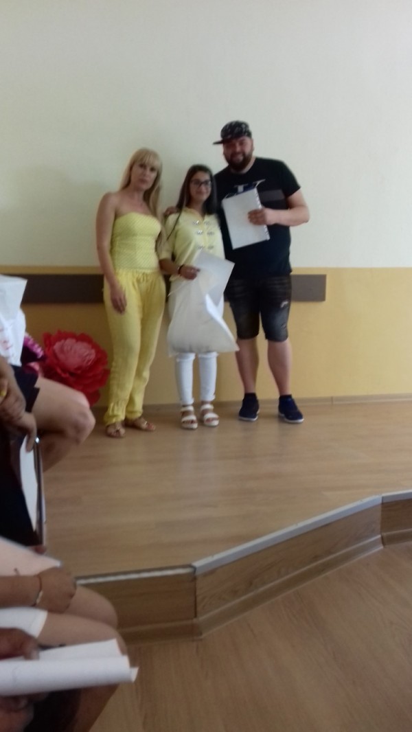 Стенли прецизно наблюдава и отличи майсторството на фризьорите от ПГ „Акад. Петко Стайнов“ 