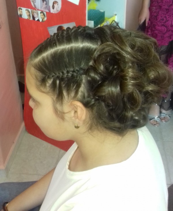 Стенли прецизно наблюдава и отличи майсторството на фризьорите от ПГ „Акад. Петко Стайнов“ 