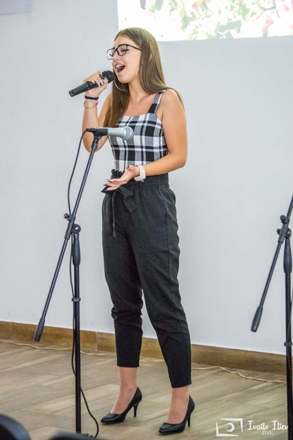 Ученички от МГ-то с първи самостоятелен вокален концерт