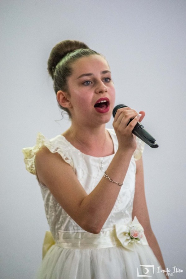 Ученички от МГ-то с първи самостоятелен вокален концерт