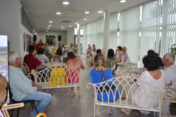 На Еньовден Деляна Бобева избра да представи първата си книга