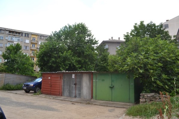 Община Казанлък продължава поетапно премахването на металните гаражи