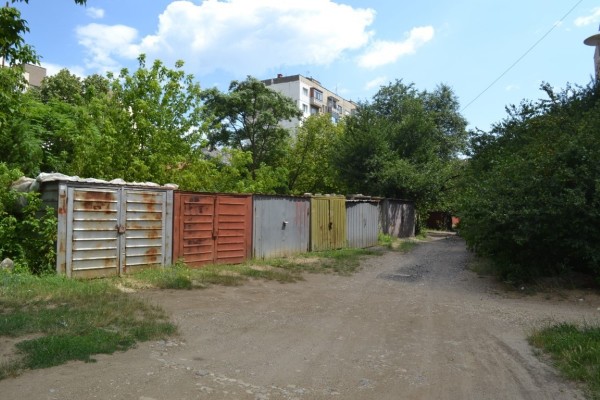 Община Казанлък продължава поетапно премахването на металните гаражи