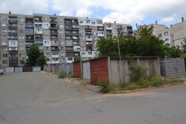 Община Казанлък продължава поетапно премахването на металните гаражи