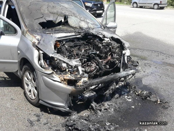 Кола изгоря в Източното