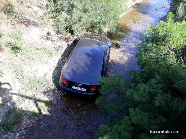 „Ауди“ падна в Старата река