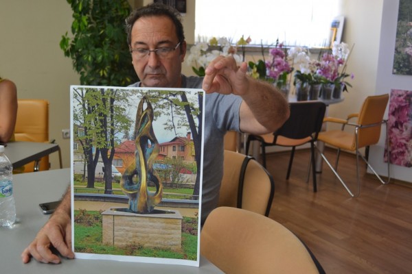 Община Казанлък отличи нови две пластики за парк „Розариум“