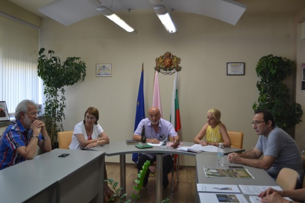 Община Казанлък отличи нови две пластики за парк „Розариум“