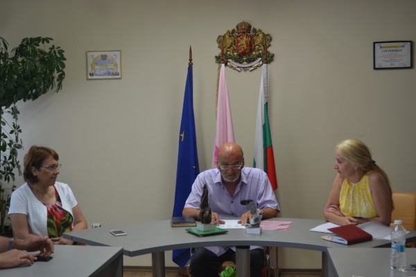 Община Казанлък отличи нови две пластики за парк „Розариум“