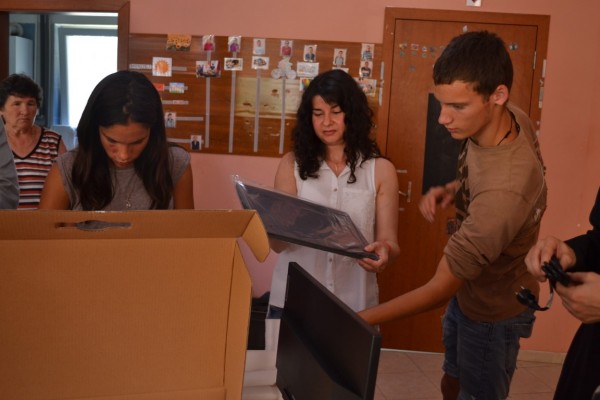 Нови компютри за децата от Защитените жилища в Казанлък