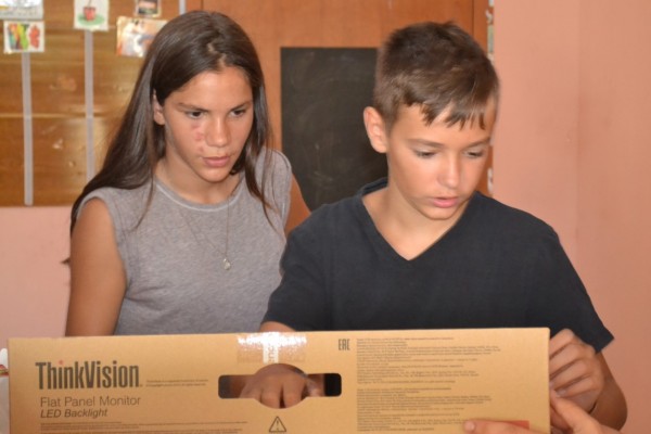 Нови компютри за децата от Защитените жилища в Казанлък