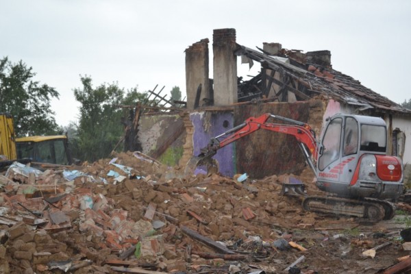Общината започна премахване на незаконни и опасни постройки в района на „Старите лозя“ и селище „Копринка“