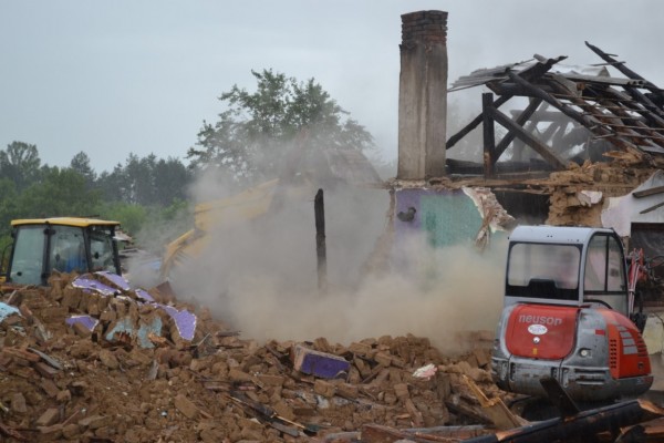 Общината започна премахване на незаконни и опасни постройки в района на „Старите лозя“ и селище „Копринка“