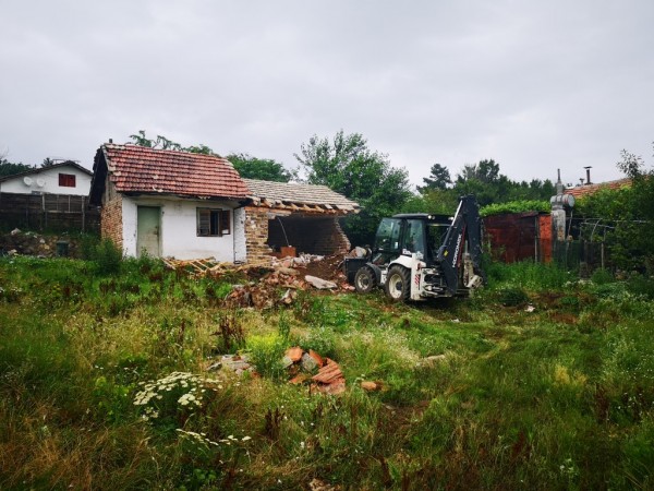 Общината започна премахване на незаконни и опасни постройки в района на „Старите лозя“ и селище „Копринка“