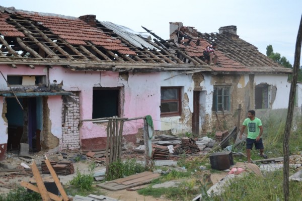 Общината започна премахване на незаконни и опасни постройки в района на „Старите лозя“ и селище „Копринка“