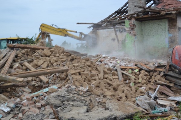 Общината започна премахване на незаконни и опасни постройки в района на „Старите лозя“ и селище „Копринка“