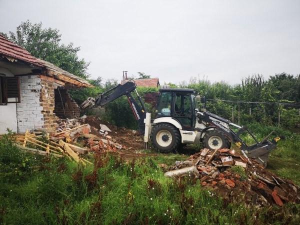 Общината започна премахване на незаконни и опасни постройки в района на „Старите лозя“ и селище „Копринка“