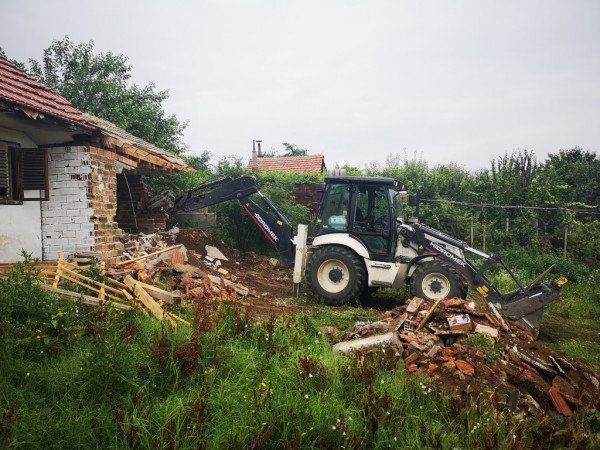 Общината започна премахване на незаконни и опасни постройки в района на „Старите лозя“ и селище „Копринка“