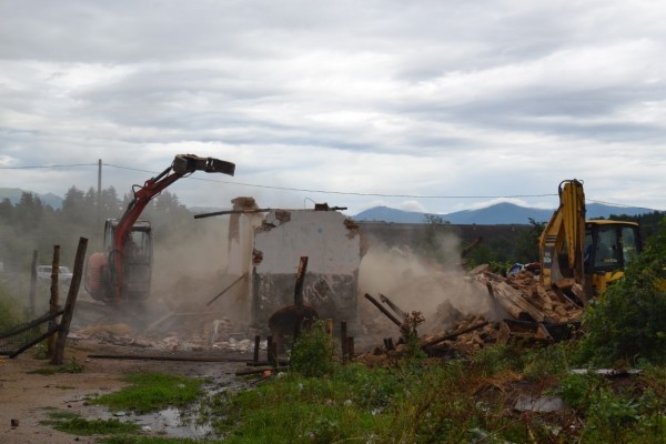 Общината започна премахване на незаконни и опасни постройки в района на „Старите лозя“ и селище „Копринка“