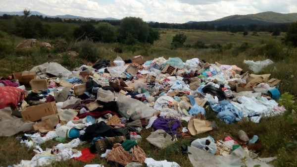 Кой украси природата с боклука си? Творчеството край село Розово