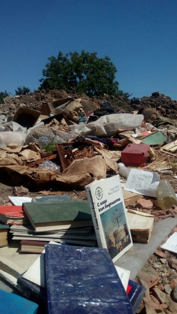 Кой украси природата с боклука си? Творчеството край село Розово