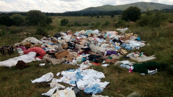 Кой украси природата с боклука си? Творчеството край село Розово