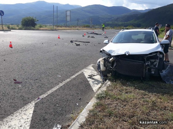Отнето предимство сблъска още три коли на разклона за Шипка