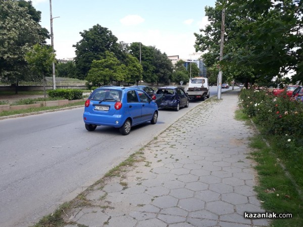 Момиче предизвика верижна катастрофа до бензиностанция “Шел“