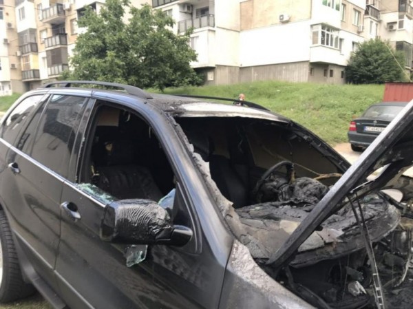 БМВ X5 изгоря в Източното тази сутрин