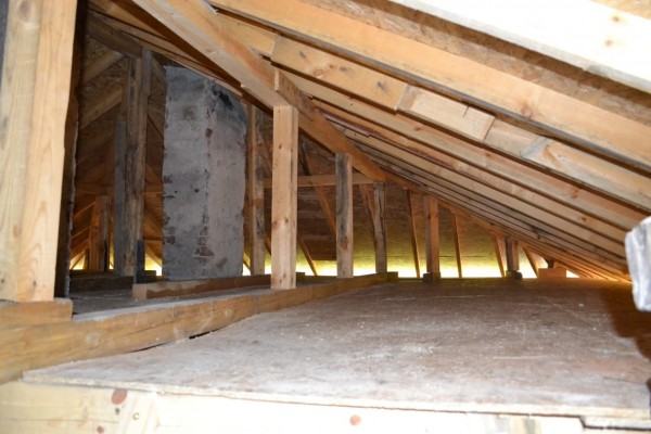 Община Казанлък и местният бизнес възстановиха покрива на ударената от мълния къща